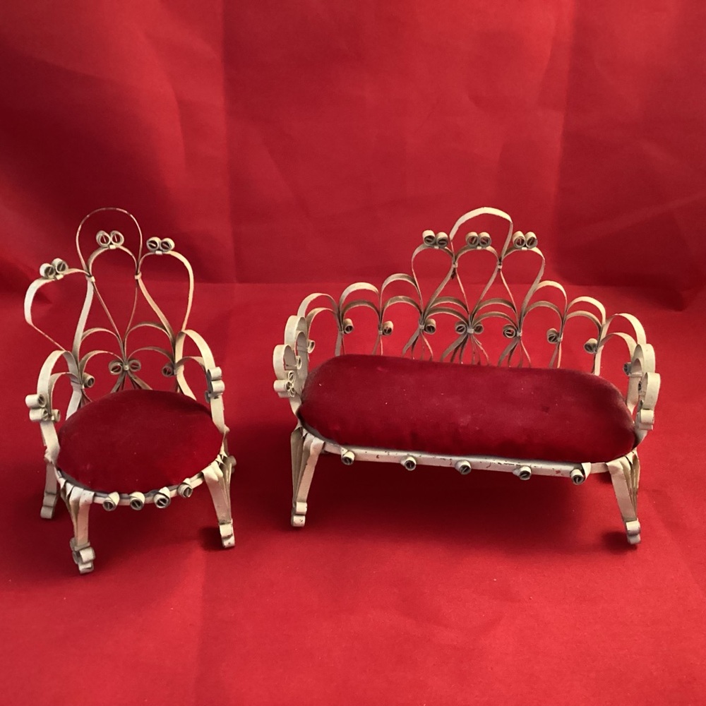 Vintage tin doll fourniture couch and chair set with red velvet cushions